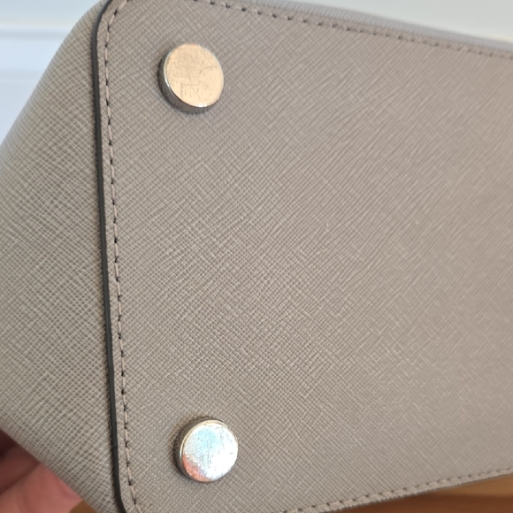 🩶 Michael Kors Light Gray Voyager Large Tote Silver Hardware - Picture 14 of 16